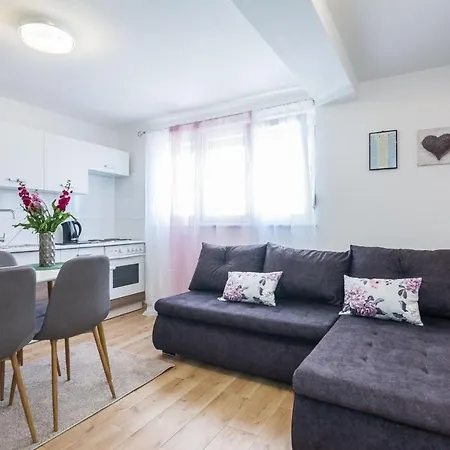 Cosy Near The Sport Center And Exercise Park Visnjik - Zadar