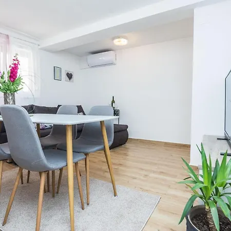 Cosy Near The Sport Center And Exercise Park Visnjik - Zadar